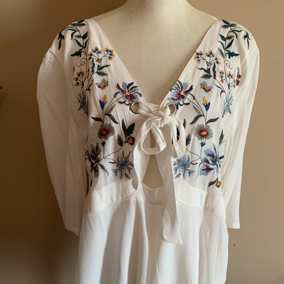 ❗️NEW❗️Lulumari White Floral Embroidered Romper/M - Picture 8 of 8